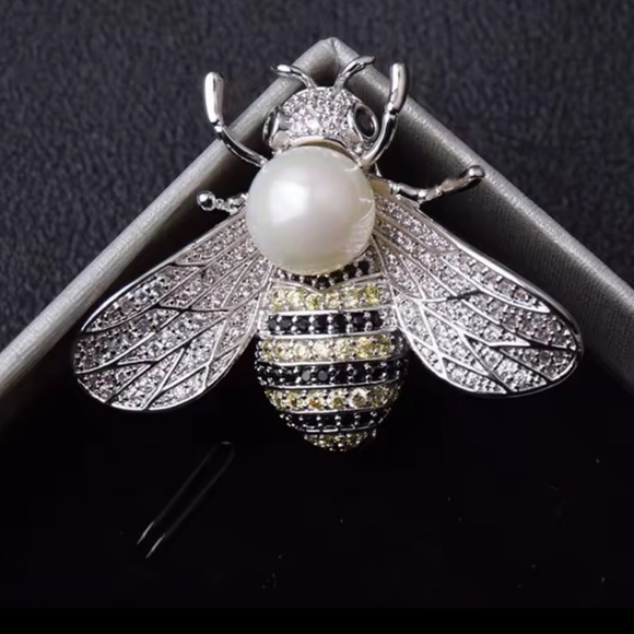 Queen bees unique pearls Gold and Silver Bee Brooch - Picture 4 of 8